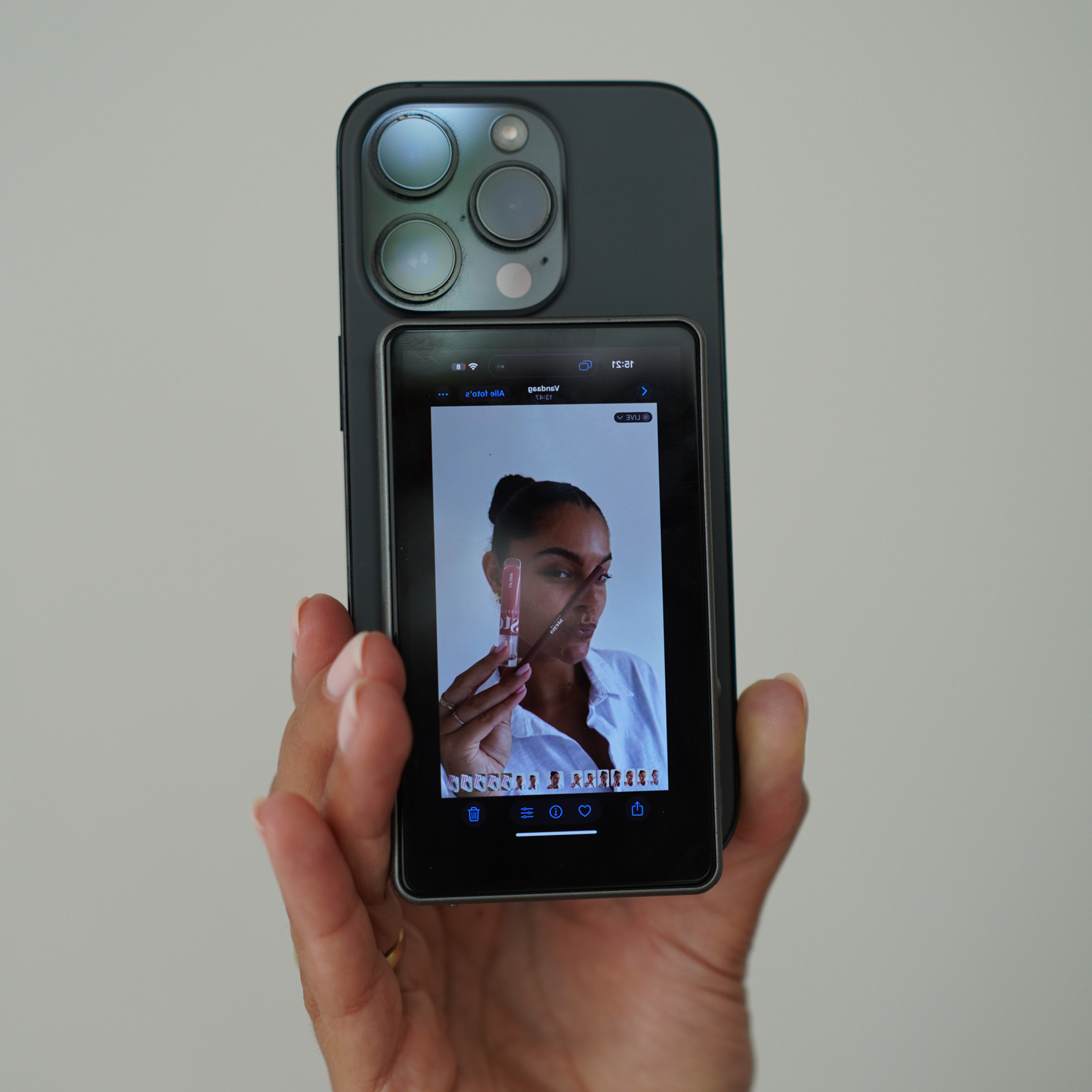 Fliq Magnetic Selfie Monitor – Preview Screen with Accessories